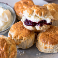 Creamy scones met Hero Minder Zoet Bosvruchten Jam