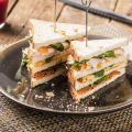 Club sandwich met gerookte kip, oude kaas, bacon en Hero Abrikozen Jam 