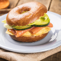 Bagel met zalm en Hero Honing omelet