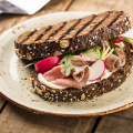 Gegrilde sandwich met rosbief en Hero Honing mayonaise