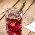 Hero Cassis cocktail met bourbon en rozemarijn