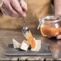 Kaasplankje met chutneys van Hero Jam en Hero appelstroop