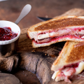 Tosti met brie en Hero Frambozen Jam