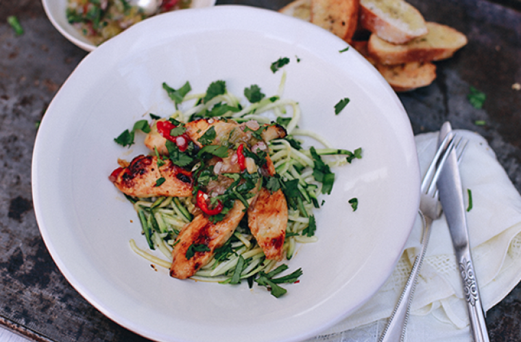 Kiphaasjes met courgettepasta en Hero Ananasjam