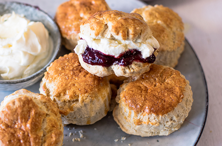 Creamy scones met Hero Minder Zoet Bosvruchten Jam