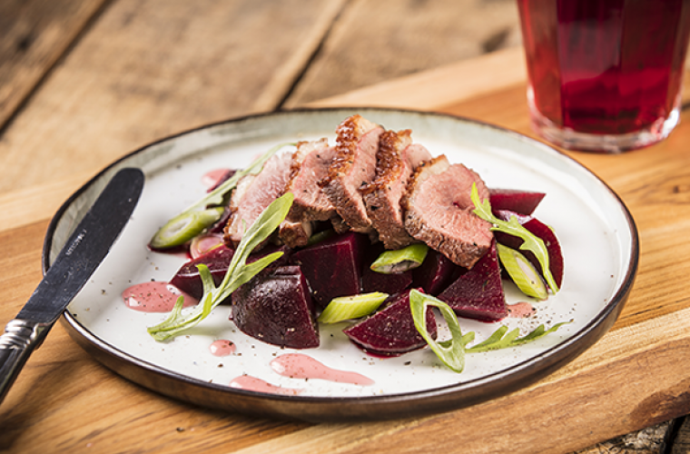 Warme bietensalade met gebakken eendenborst 