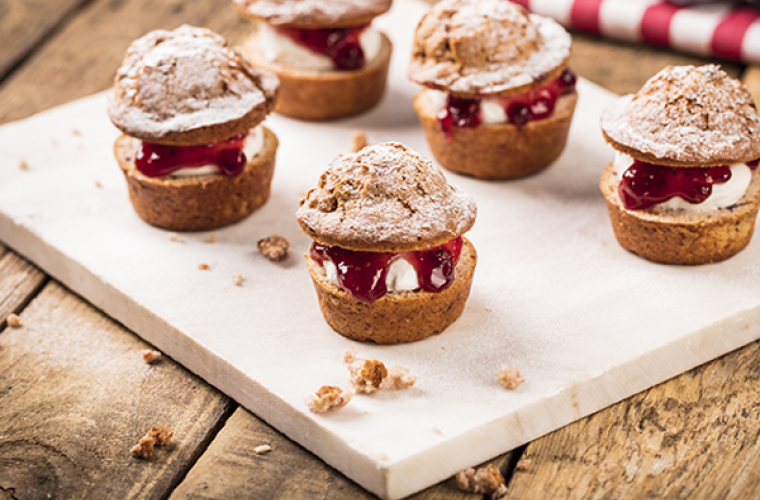  Banaanmuffin met Griekse yoghurt en Hero Vier-Vruchten Jam