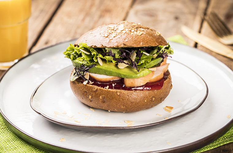 Volkorenbol kipfilet, avocado en Hero Aardbeien Jam