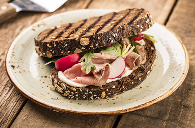Gegrilde sandwich met rosbief en Hero Honing mayonaise