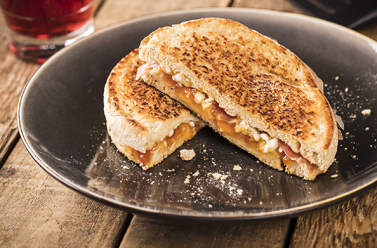 Zuurdesem  tosti met Hero Abrikozen Jam en Bettine geitenkaas