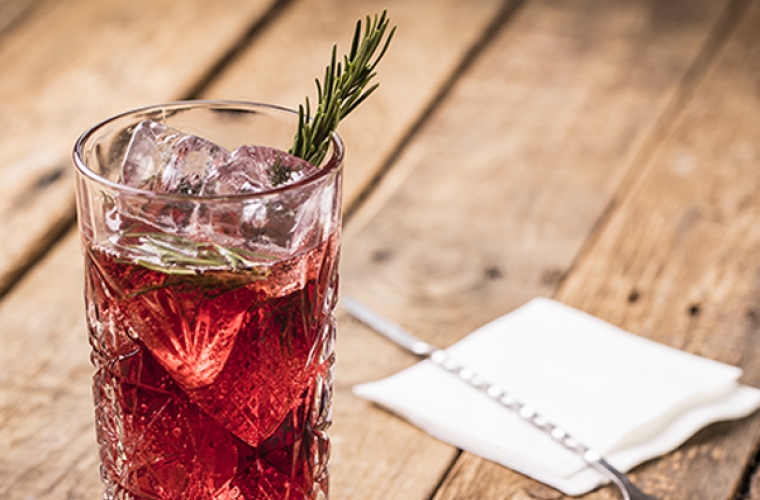 Hero Cassis cocktail met bourbon en rozemarijn