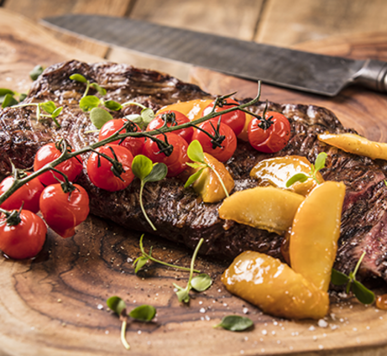 Gegrilde bavette met gebakken appeltjes 