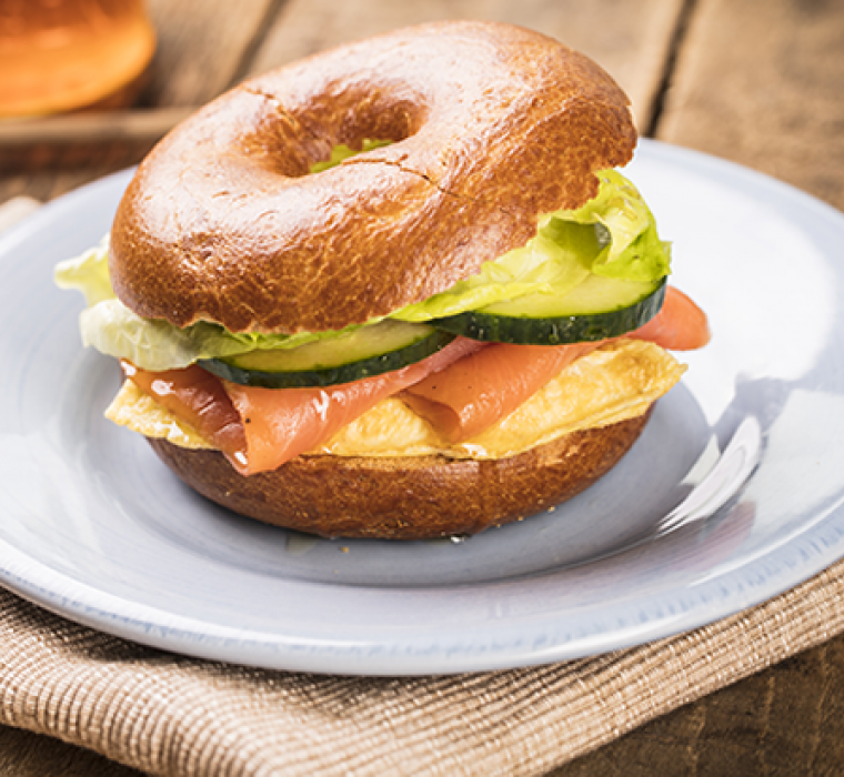 Bagel met zalm en Hero Honing omelet