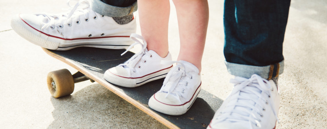 Skateboard papa met zoon allstars schoenen
